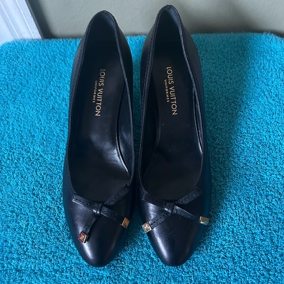 Louis Vuitton Uniform Black Pumps Heels with Gold-Tone Logo Accents Authentic - Picture 1 of 10